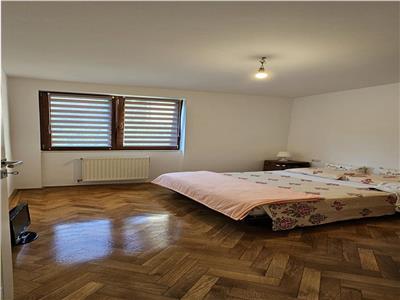 Apartament 3 camere decomandat la vila Strand